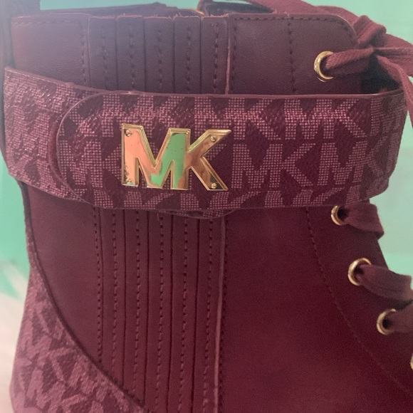 💖 MICHAEL Michael Kors Red Parker Logo-Panelled Ankle Boots NWOB 7 - Picture 7 of 15
